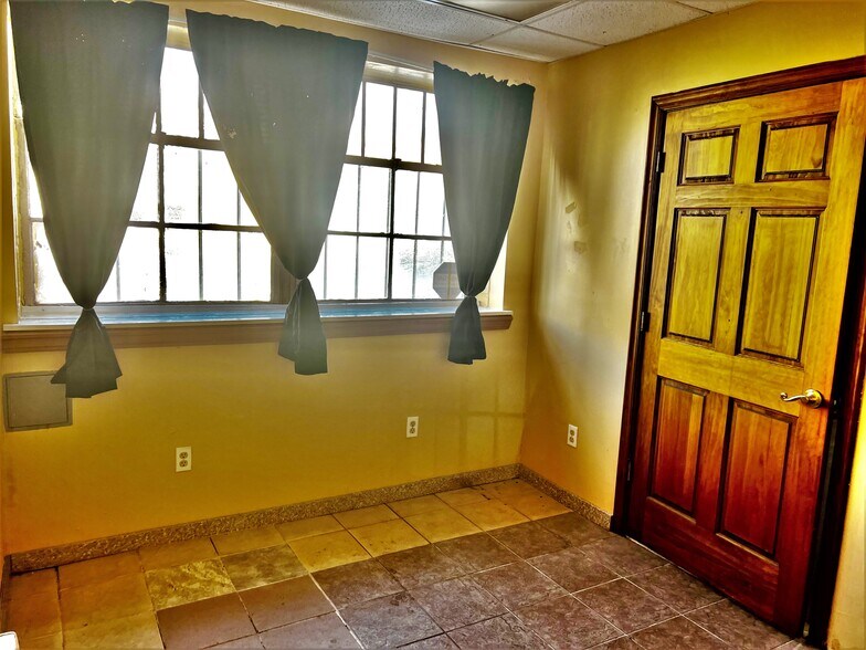 More Photos Of 108 Brook Ave, Deer Park Warehouse For Lease