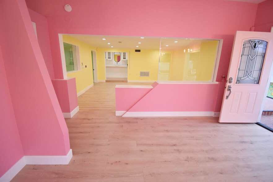 More Photos Of 3847 Foothill Blvd, La Crescenta Freestanding For Lease