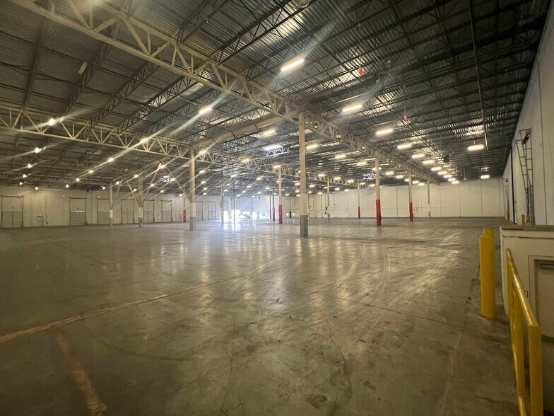 More Photos Of 4331 Underwood Rd, Pasadena Distribution For Lease