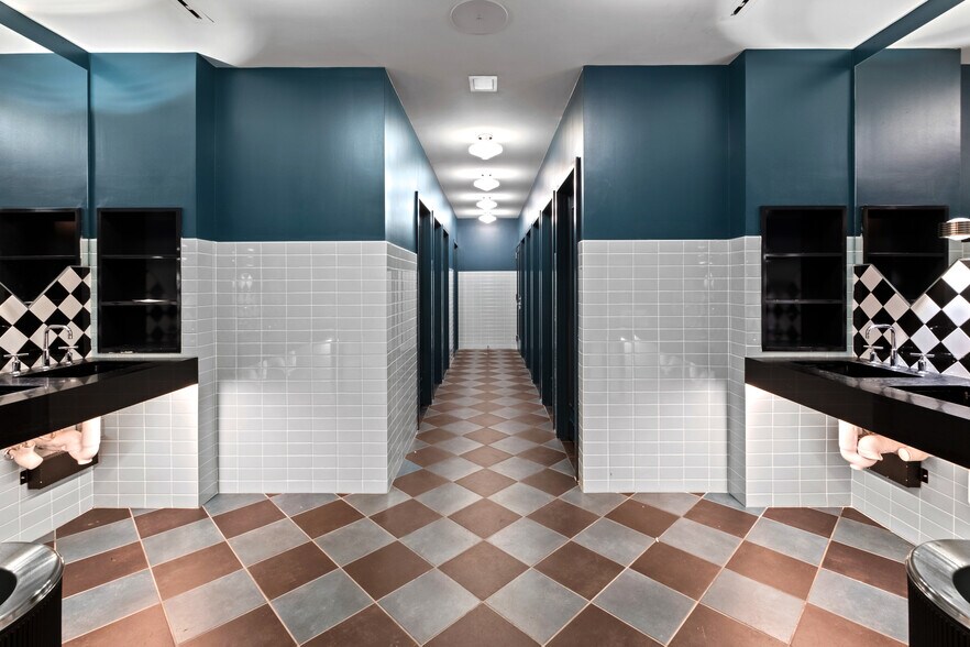 More Photos Of 1910-1918 Chestnut St, Philadelphia Freestanding For Lease