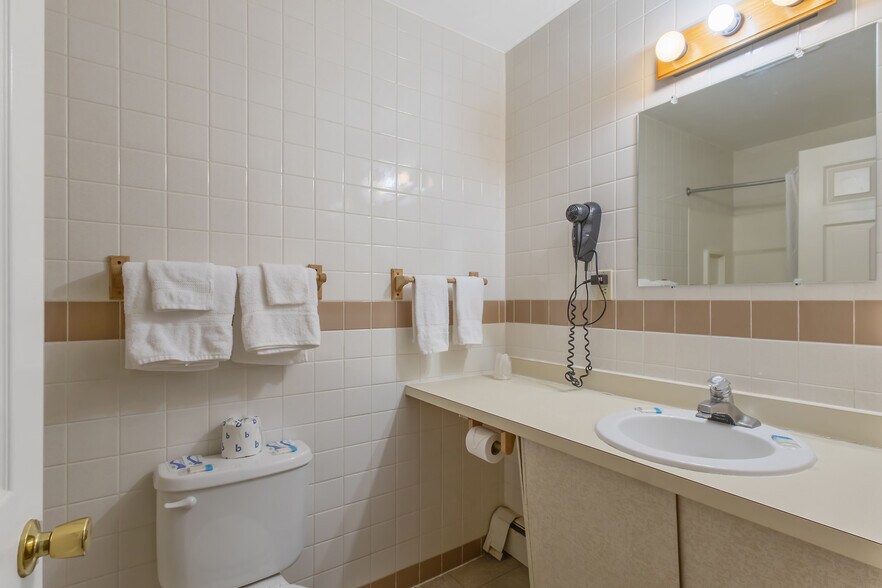 More Photos Of 180 E 10th St, Oswego Hotel For Sale