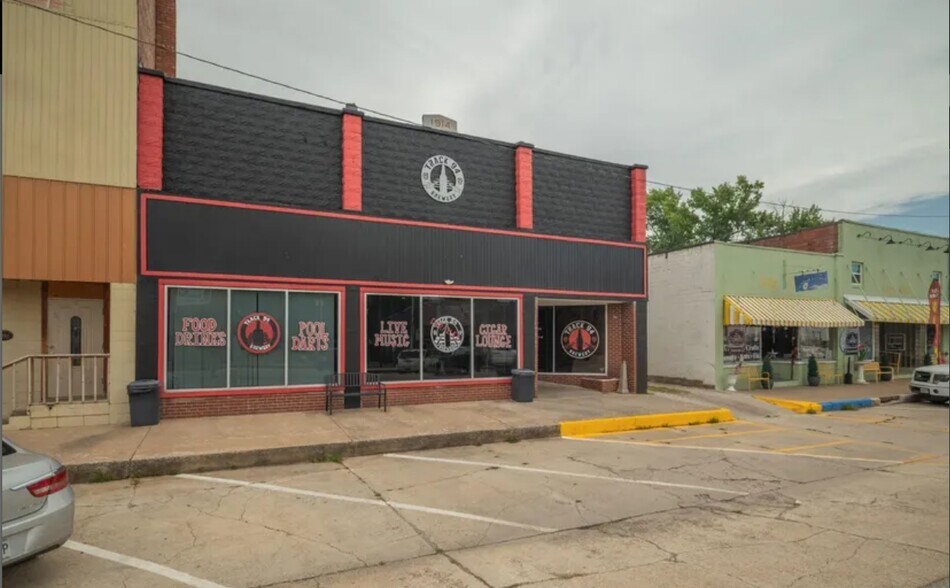 More Photos Of 1107 Cherokee Ave, Seneca Restaurant For Sale