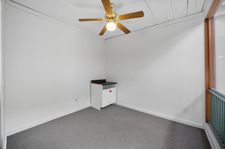 More Photos Of 101 East St, Hutto Storefront Retail Office For Lease