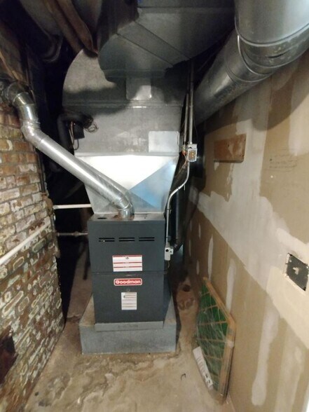 More Photos Of 474 Summit St, Elgin Office For Lease