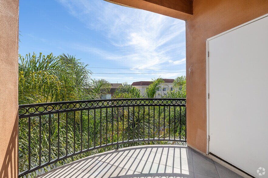 More Photos Of 14105 Chadron Ave, Hawthorne Apartments For Lease