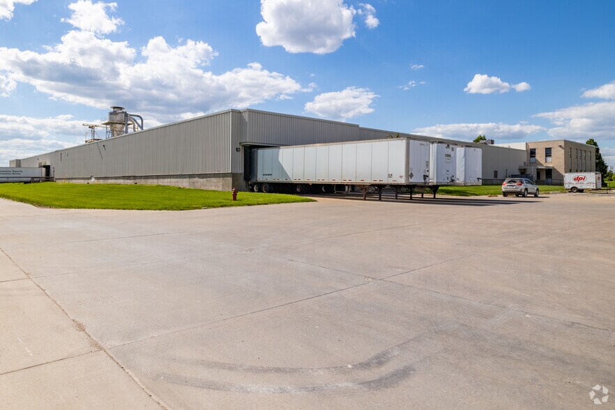 More Photos Of 2901 W Lakeview Rd, Lawrence Warehouse For Lease