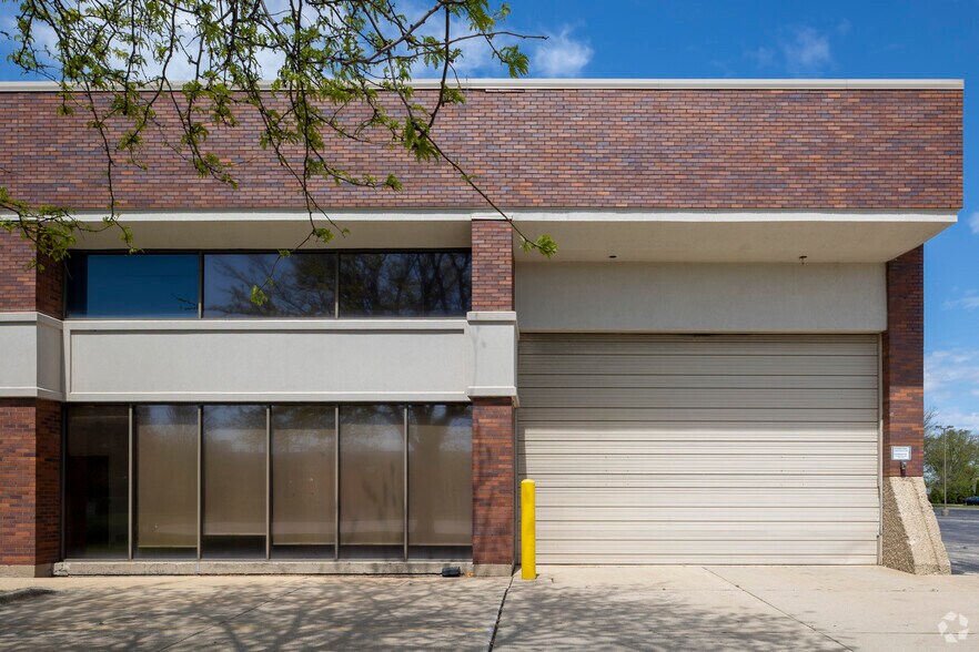 More Photos Of 190-198 W Carpenter Ave, Wheeling Warehouse For Sale