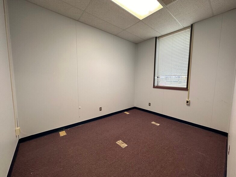 More Photos Of 811 N Macomb St, Monroe Office For Sale