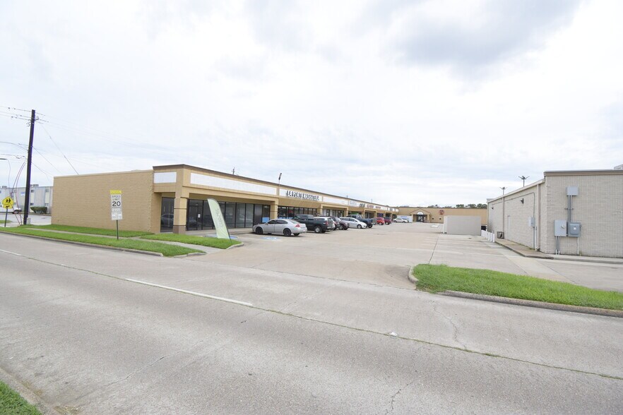 More Photos Of 1101-1139 S Broadway St, La Porte Unknown For Sale