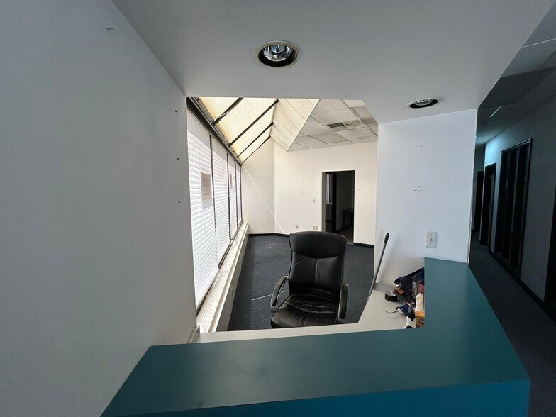 More Photos Of 22001-22027 Kelly Rd, Eastpointe Office For Lease