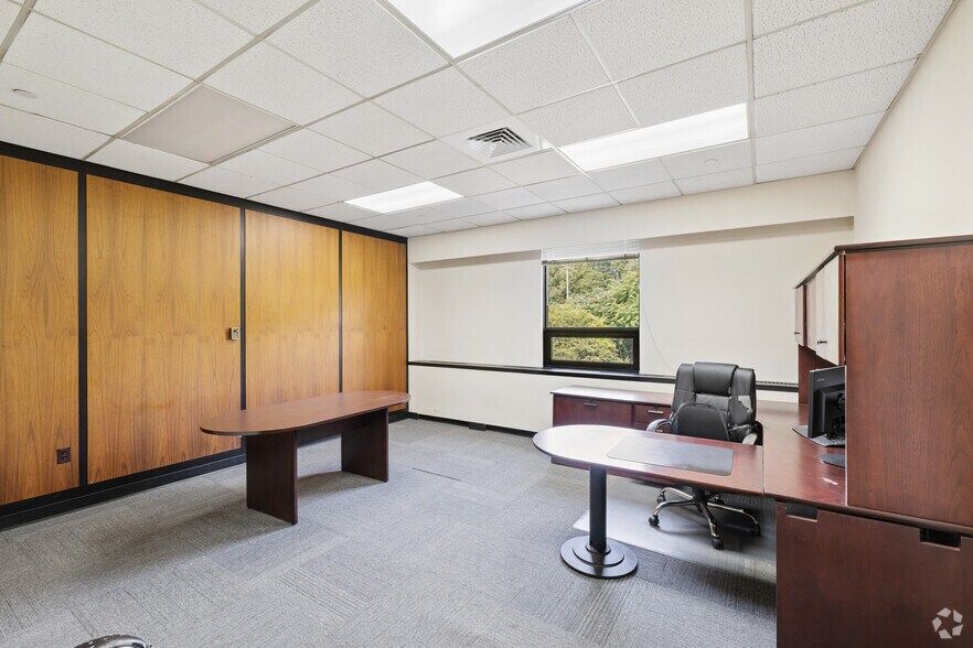 More Photos Of 92 Deerfield Rd, Windsor Unknown For Lease