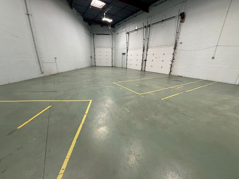 More Photos Of 1881 Industrial Dr, Libertyville Warehouse For Lease