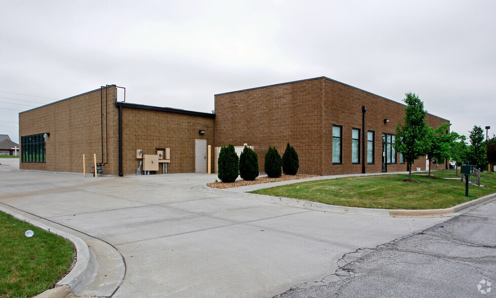 More Photos Of 2017-2021 W Foxwood Dr, Raymore Freestanding For Lease