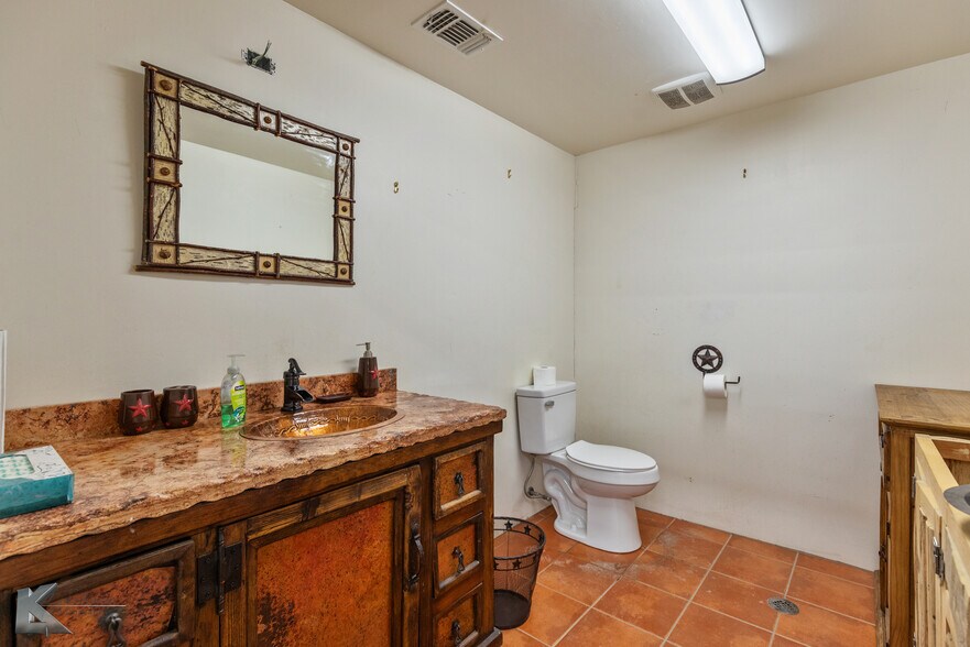 More Photos Of 302 N Access Rd, Clyde Showroom For Sale