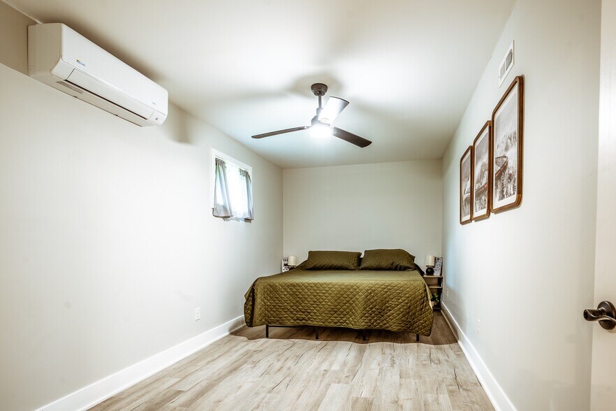 More Photos Of 20805 Seminary St, Hollow Rock Flex For Lease