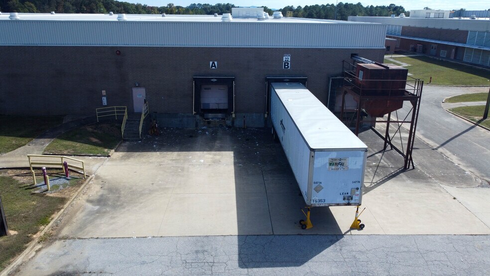 More Photos Of 400 Industrial Blvd, Leesburg Distribution For Sale