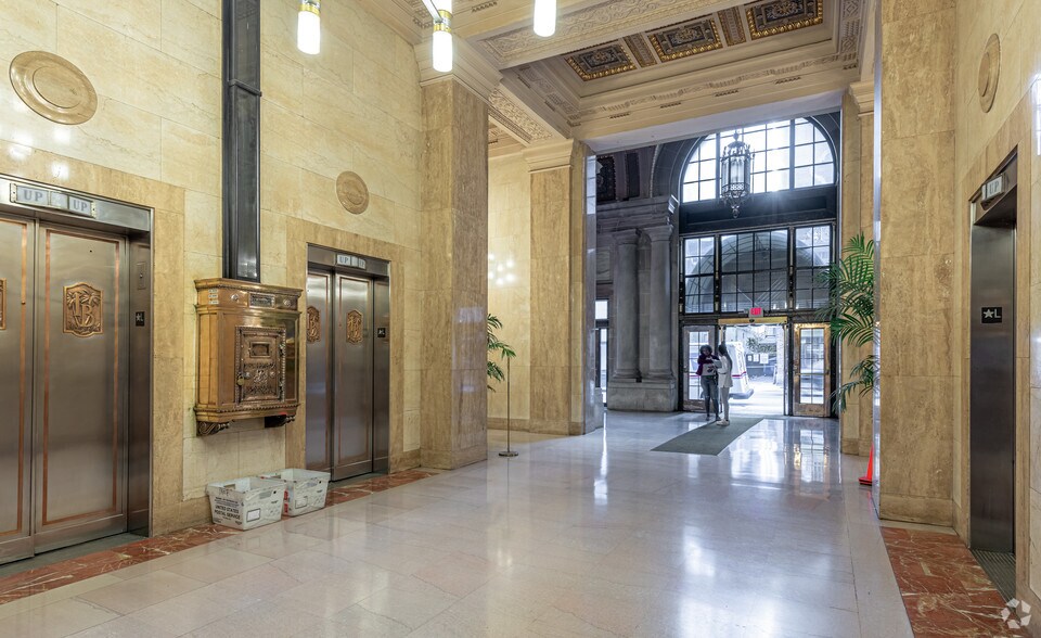 More Photos Of 25 SE 2nd Ave, Miami Office For Lease