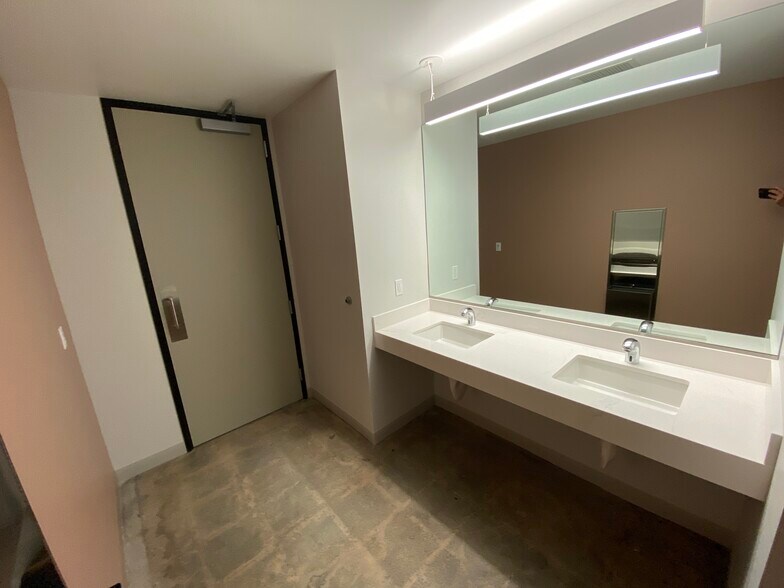 More Photos Of 9207 Eton Ave, Chatsworth Warehouse For Lease