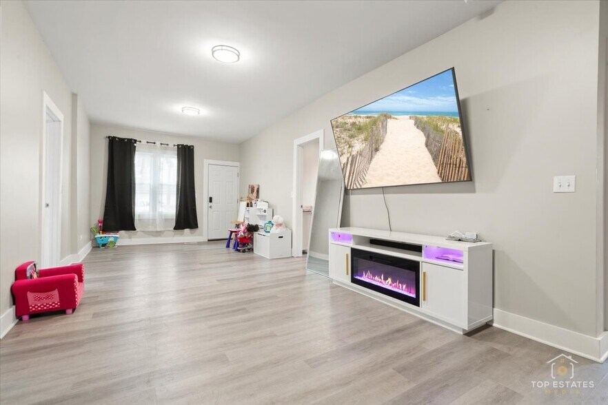 More Photos Of 1542 Victoria Ave, North Chicago Apartments For Sale