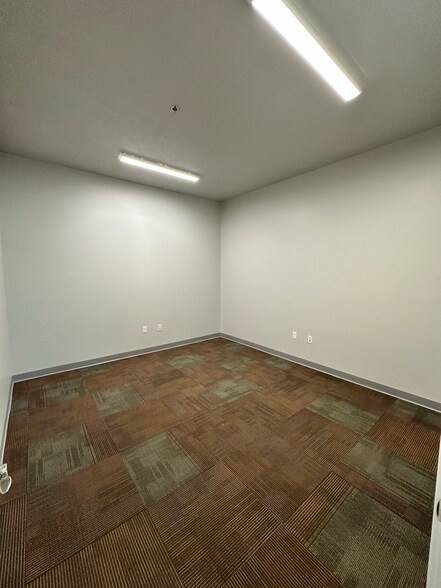 More Photos Of 340 N Kays Dr, Kaysville Flex For Lease