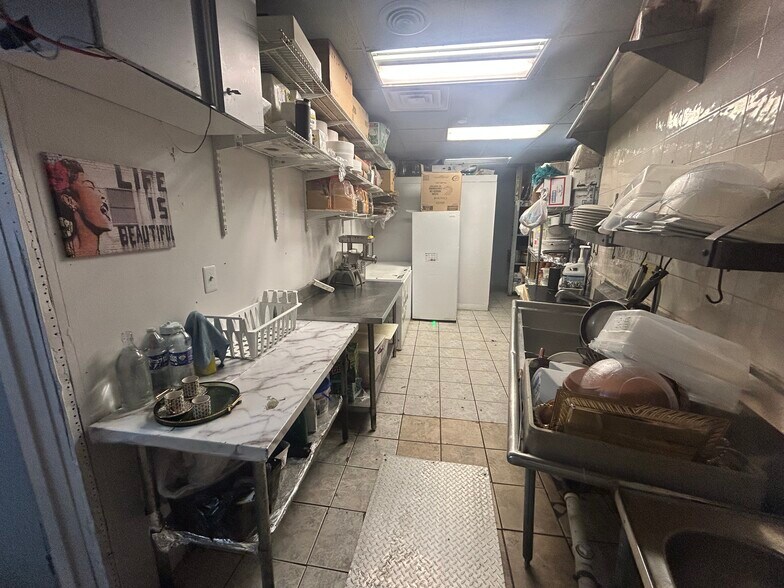 More Photos Of 4846 McKnight Rd, Pittsburgh Auto Repair For Lease