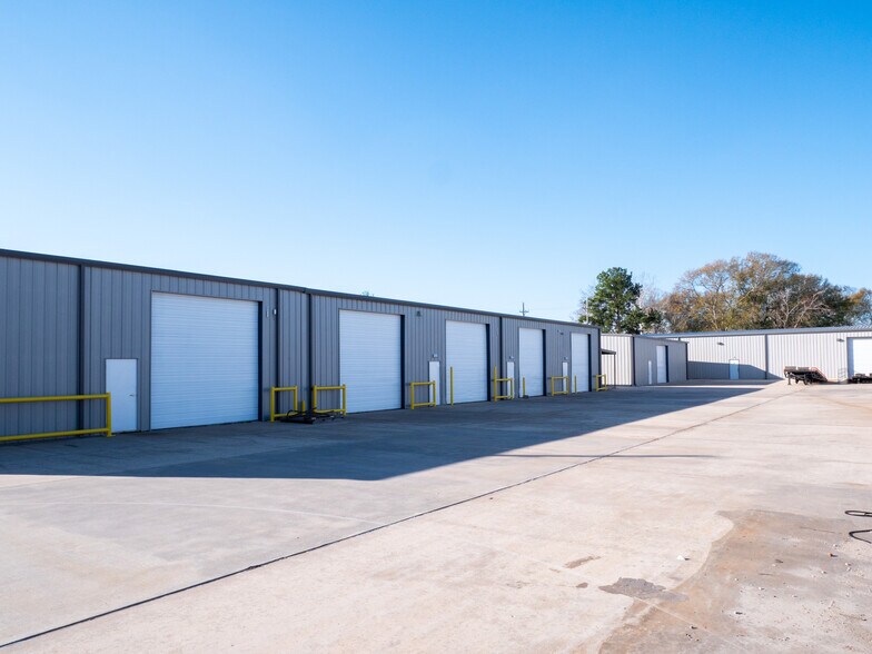 More Photos Of 2614 Industrial Ln, Conroe Unknown For Lease