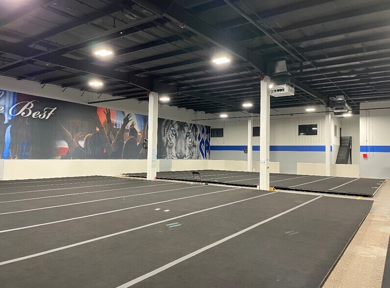 More Photos Of 140 Long Rd, Chesterfield Flex For Lease
