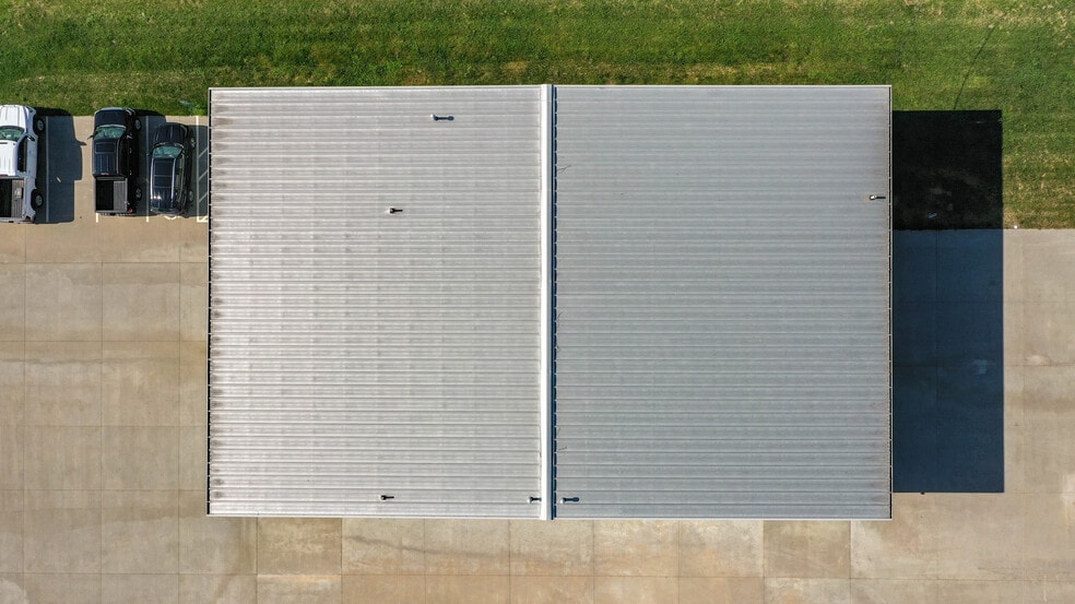 More Photos Of 300 Rou des Chateaux, Bethalto Parking Garage For Sale