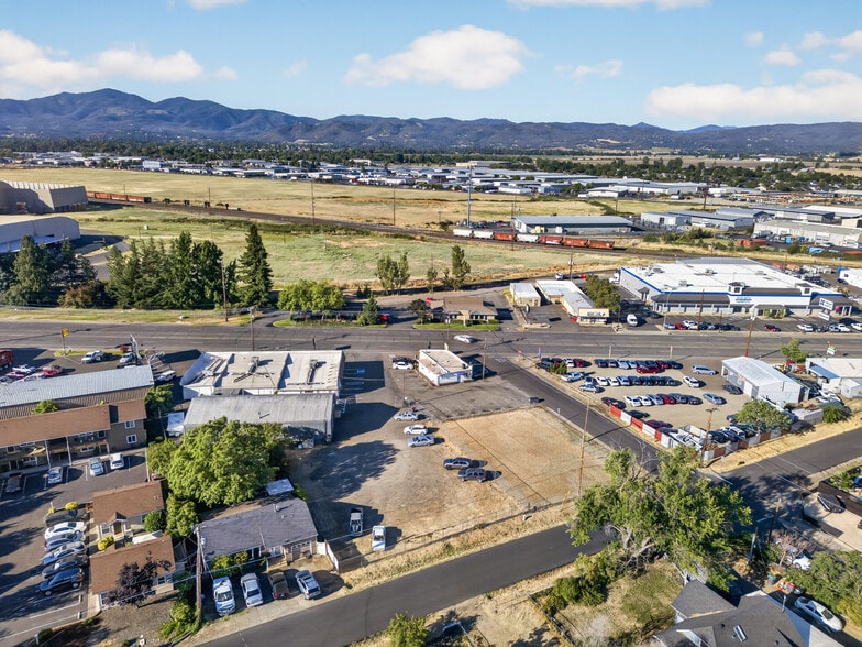More Photos Of 2714 N Pacific Hwy, Medford Storefront Retail Office For Sale