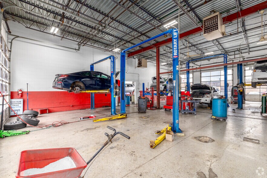 More Photos Of 524-530 W Grand Ave, Elmhurst Auto Repair For Sale