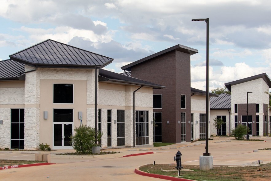 Primary Photo Of 1363 Brumlow Ave, Southlake Flex For Sale