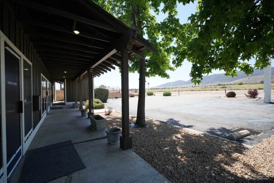 More Photos Of 20031 W Valley Blvd, Tehachapi Office For Sale
