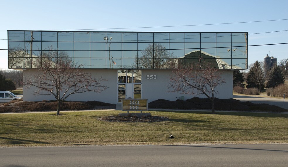 More Photos Of 555 S Industrial Dr, Hartland Office For Lease