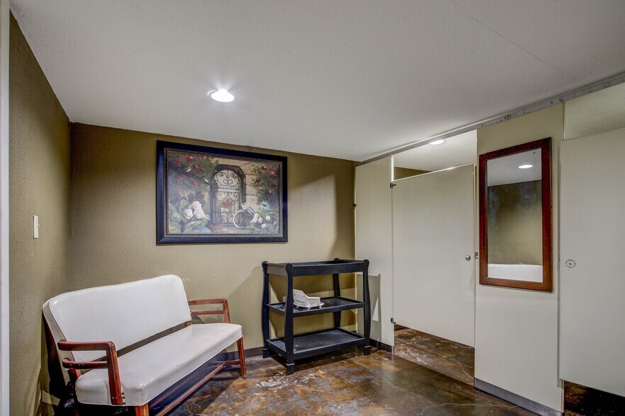 More Photos Of 308 E Don Tyler Ave, Dewey Storefront For Sale