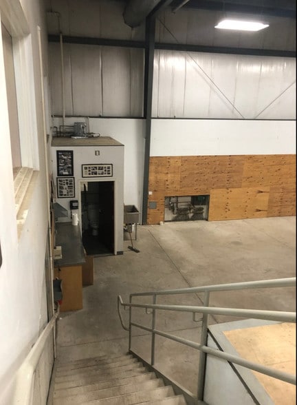 More Photos Of 160 S Turnpike Rd, Wallingford Light Distribution For Lease