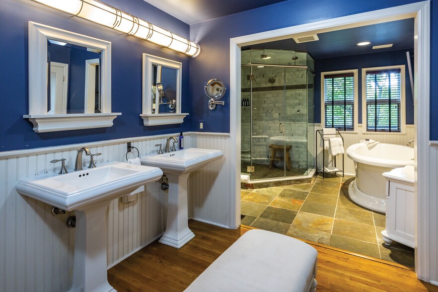 More Photos Of 31 N Main St, East Hampton Hospitality For Sale