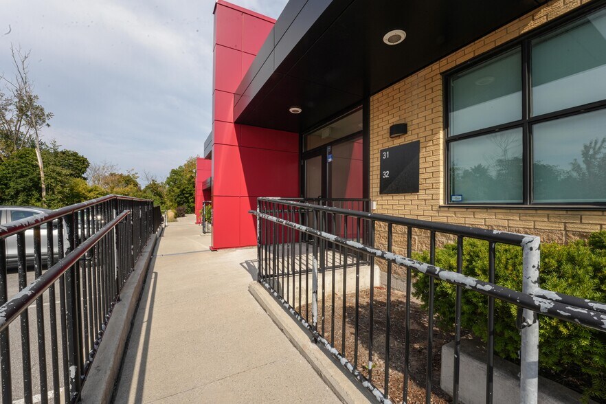 More Photos Of 2155 Dunwin Dr, Mississauga Office Residential For Sale