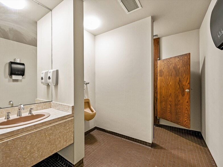 More Photos Of 1805 John F Kennedy Rd, Dubuque Freestanding For Sale