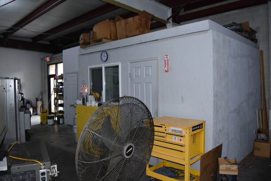 More Photos Of 11715 87th St N, Largo Warehouse For Sale