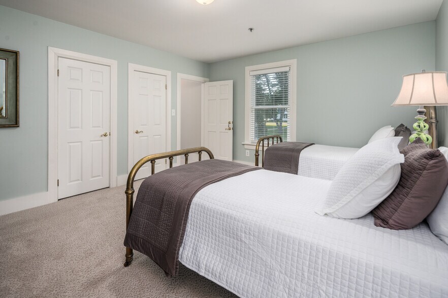 More Photos Of 738 E Main St, Belhaven Hotel For Sale