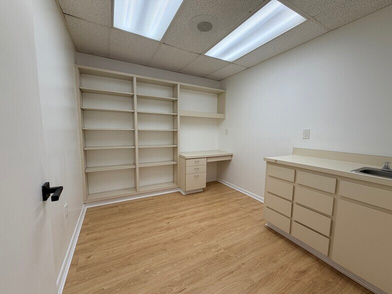 More Photos Of 6725 Cedarridge Dr, Zephyrhills Medical For Lease