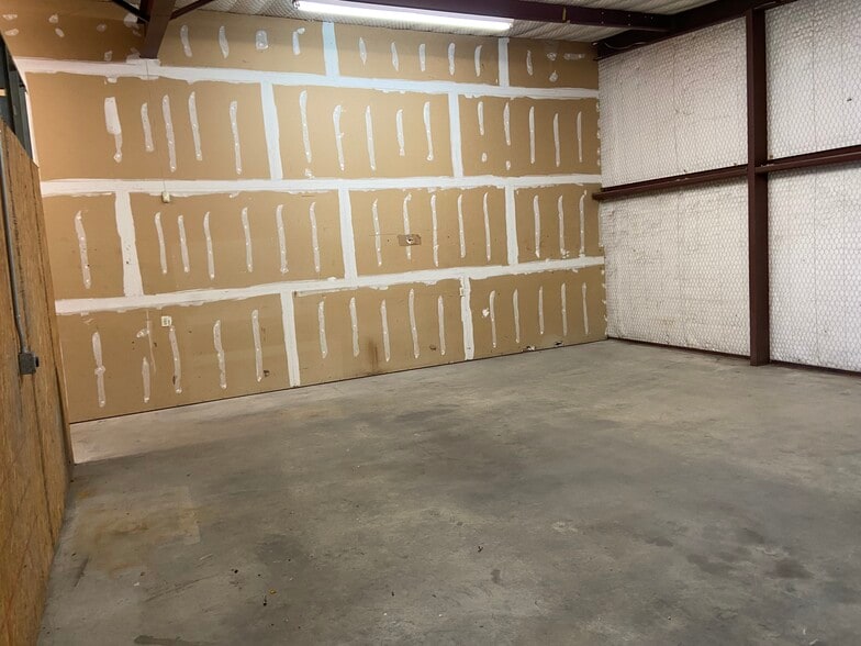 More Photos Of 629 National Dr, Rockwall Warehouse For Lease
