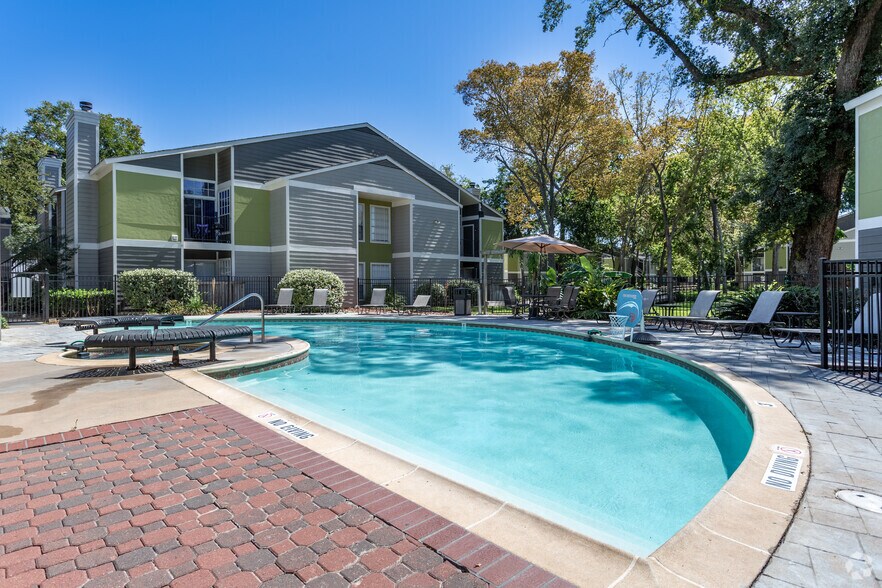 More Photos Of 127 W Plantation Dr, Lake Jackson Apartments For Sale