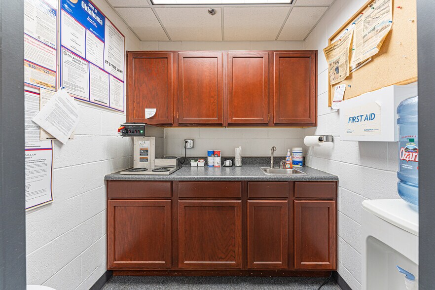 More Photos Of 1900 NE 36th St, Oklahoma City Office For Sale