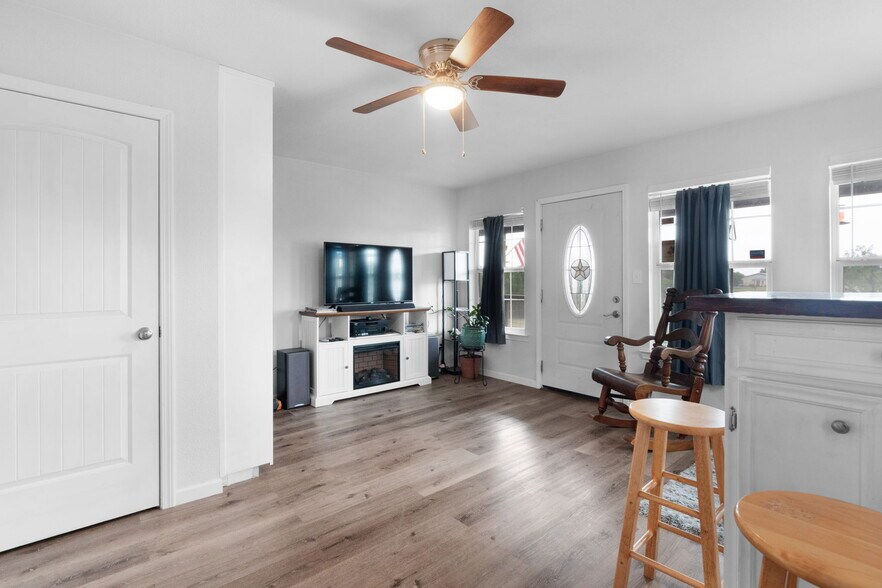 More Photos Of 310 Cortez Trl, Buchanan Dam Trailer Camper Park For Sale