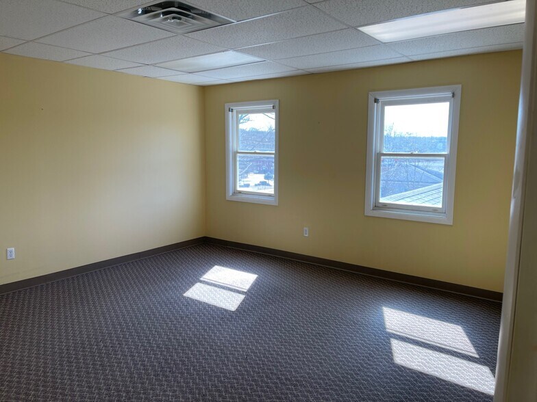 More Photos Of 828 Federal Rd, Brookfield Office For Lease