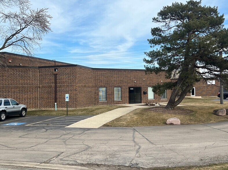 More Photos Of 1340-1400 E Higgins Rd, Elk Grove Village Warehouse For Lease