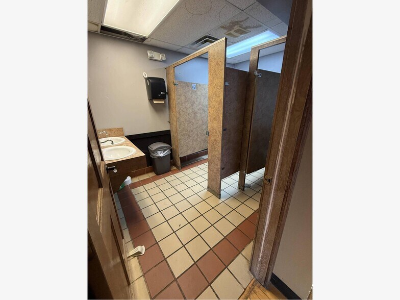 More Photos Of 801 Sixth St, Mendota Storefront Retail Residential For Sale