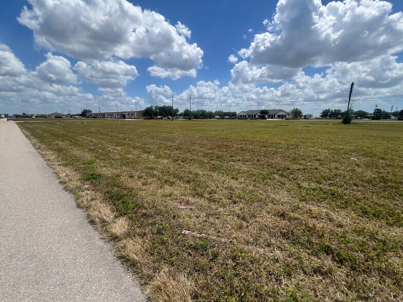 More Photos Of 924 NE 8th Pl, Cape Coral Land For Sale