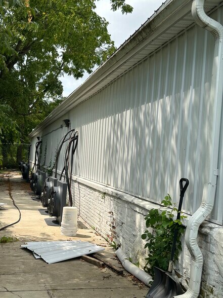 More Photos Of 1003 N Elm St, Tekonsha Distribution For Sale